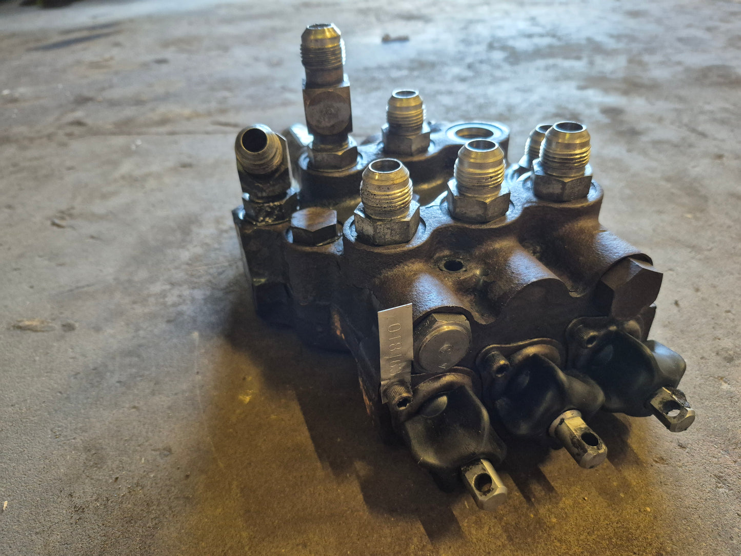 Control Valve 6802997 6586287 Bobcat 843