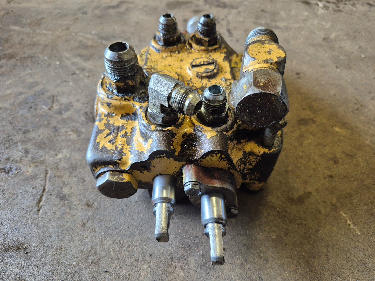 Hydraulic Control Valve 86517013 New Holland L35 L775