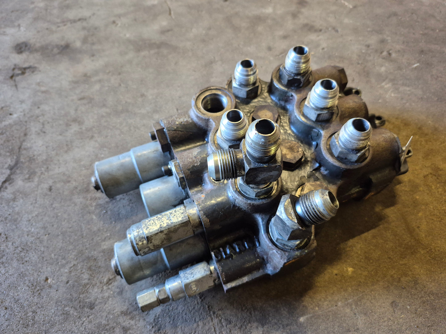 Control Valve 6802997 6586287 Bobcat 843