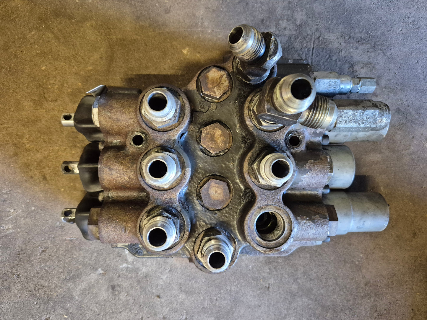 Control Valve 6802997 6586287 Bobcat 843