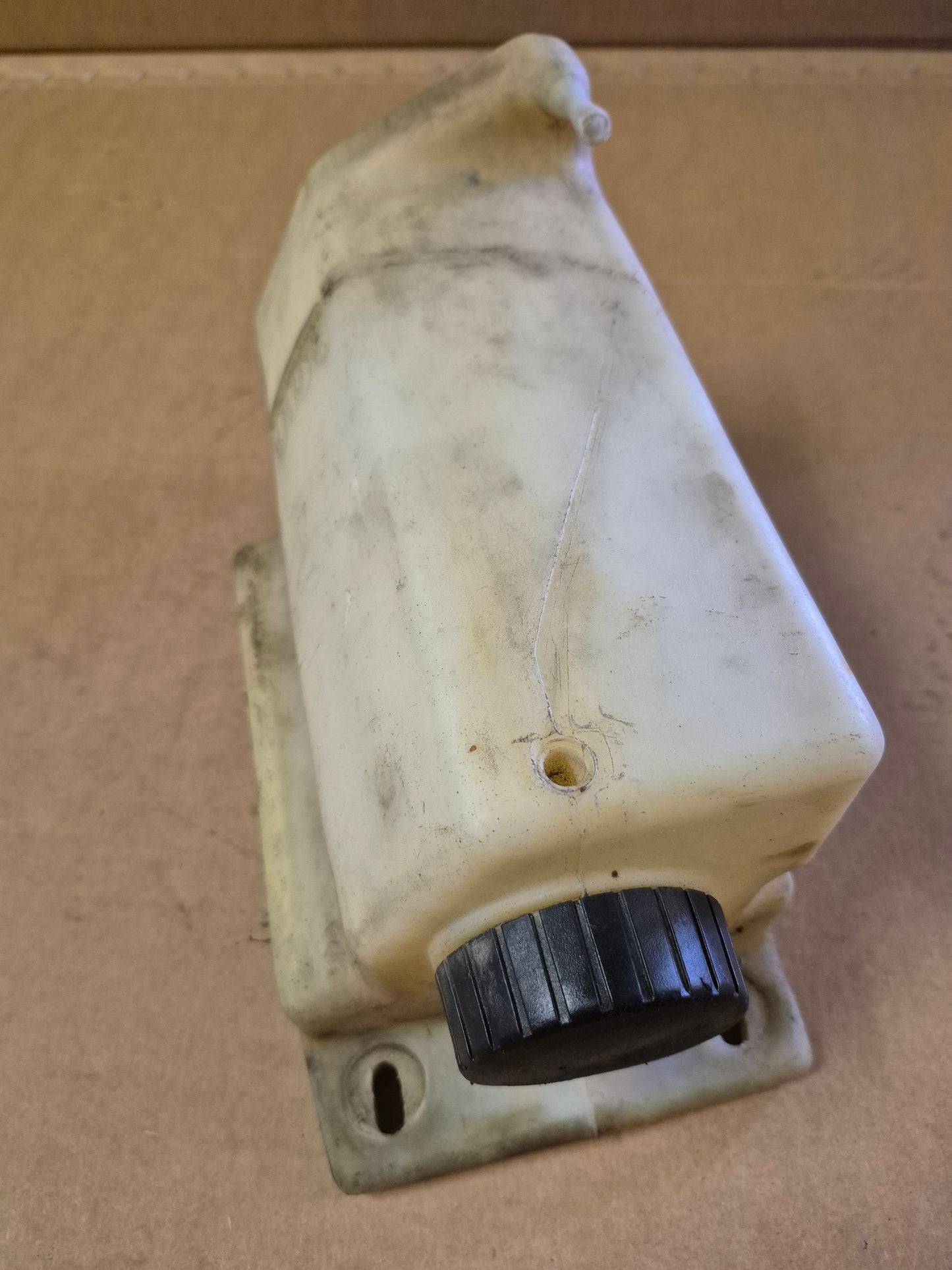 Coolant Reservoir 86501331 New Holland LS170