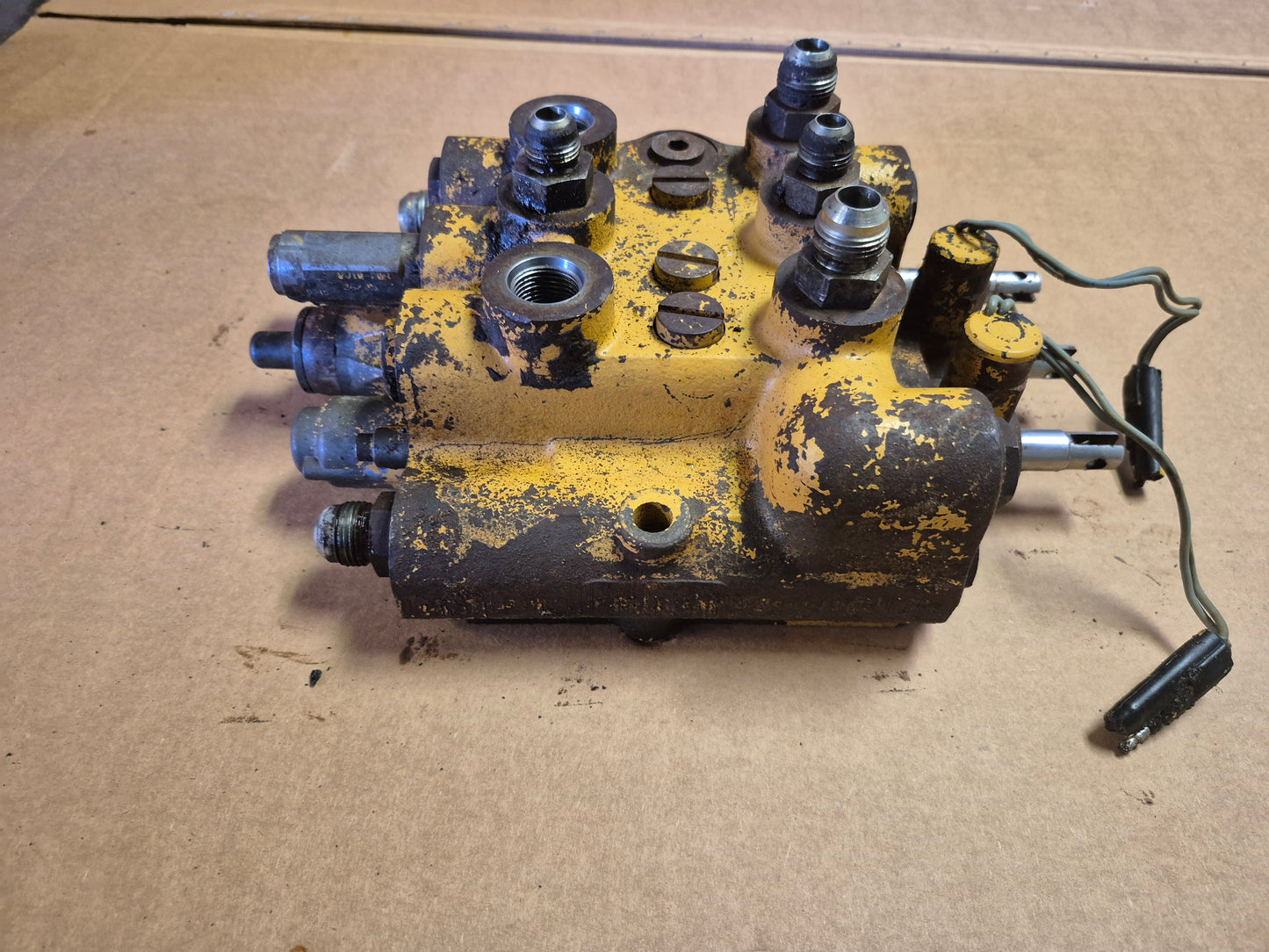 Hydraulic Control Valve 86604770 New Holland LS170