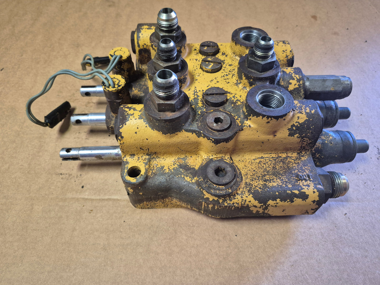 Hydraulic Control Valve 86604770 New Holland LS170