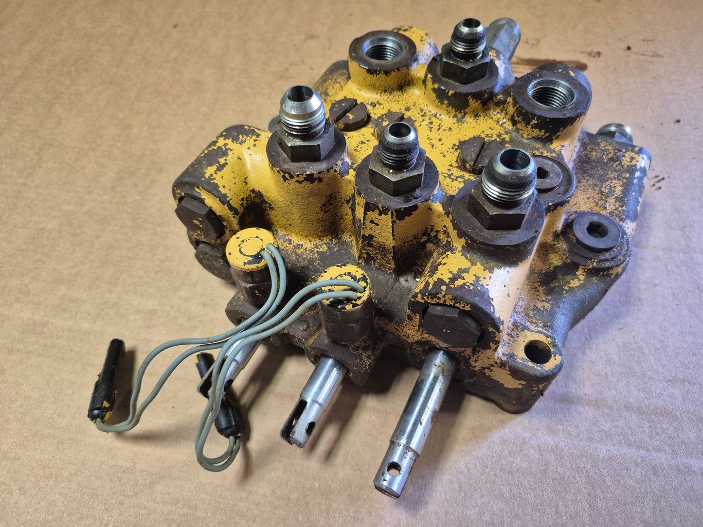 Hydraulic Control Valve 86604770 New Holland LS170