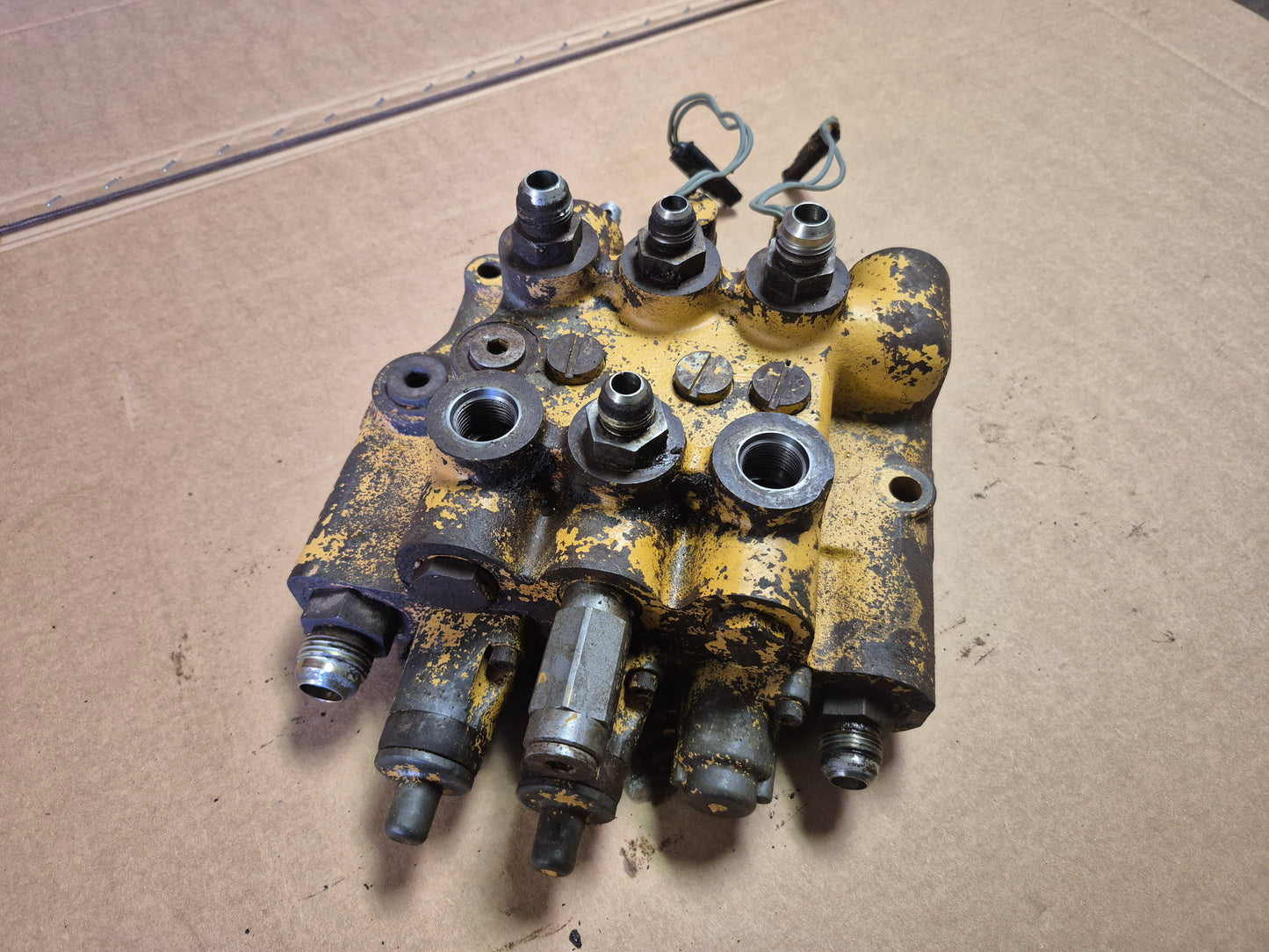 Hydraulic Control Valve 86604770 New Holland LS170