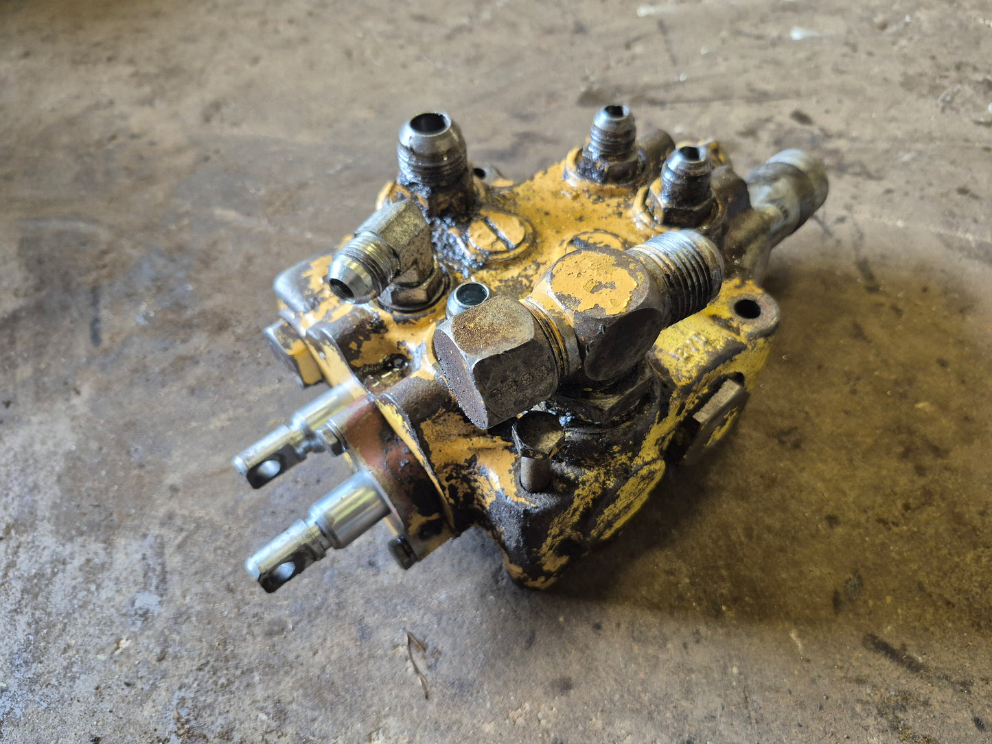 Hydraulic Control Valve 86517013 New Holland L35  L775
