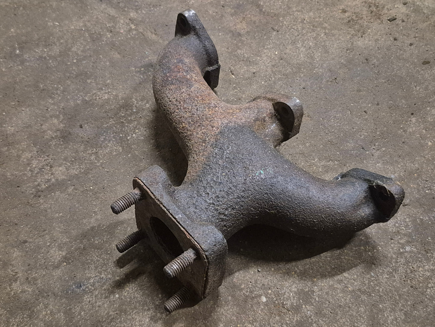 Exhaust Manifold 15371-12310 Kubota D950 Engine