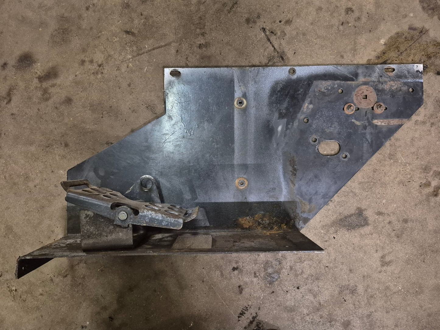 RH Foot Pedal & Sheild 6577930 Bobcat 843 843B